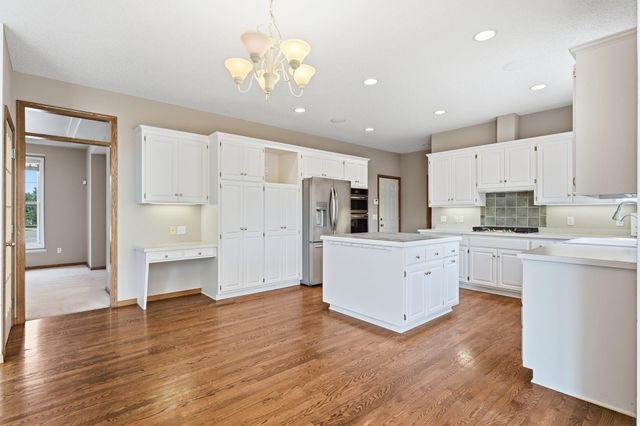 2715 Edgewater Bay, Woodbury, MN 55125