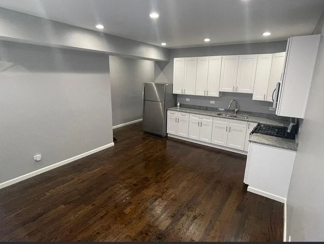 2731 S Whipple Street, Chicago, IL 60623