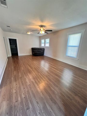 1038 E Maddox Avenue, Fort Worth, TX 76104