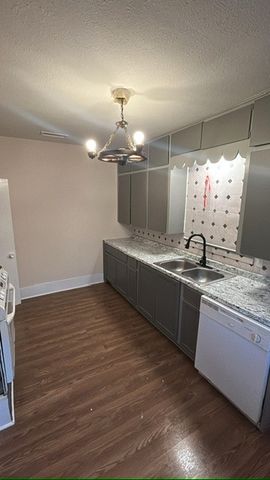 1038 E Maddox Avenue, Fort Worth, TX 76104