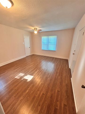 1038 E Maddox Avenue, Fort Worth, TX 76104