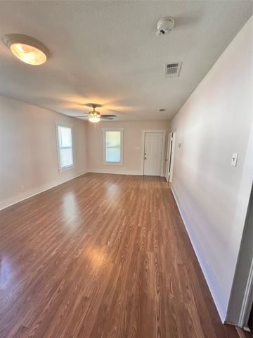 1038 E Maddox Avenue, Fort Worth, TX 76104