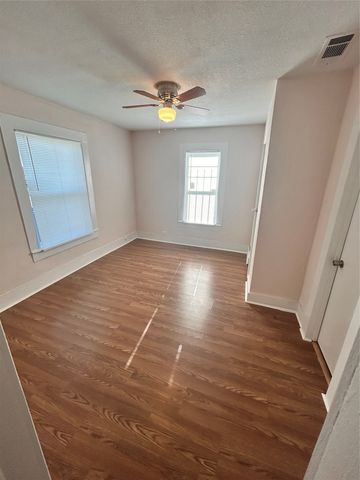 1038 E Maddox Avenue, Fort Worth, TX 76104