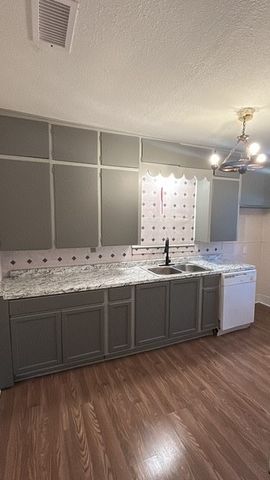 1038 E Maddox Avenue, Fort Worth, TX 76104