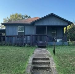 1038 E Maddox Avenue, Fort Worth, TX 76104