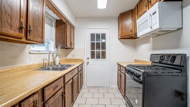 217 Wintercrest Road, Burleson, TX 76028