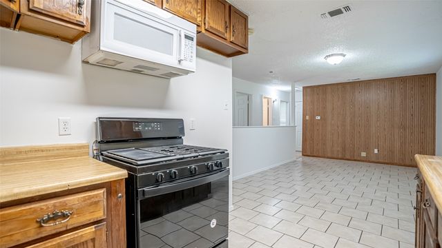 217 Wintercrest Road, Burleson, TX 76028