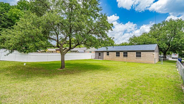 217 Wintercrest Road, Burleson, TX 76028
