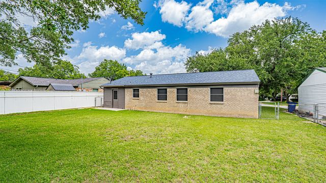 217 Wintercrest Road, Burleson, TX 76028