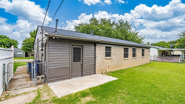 217 Wintercrest Road, Burleson, TX 76028