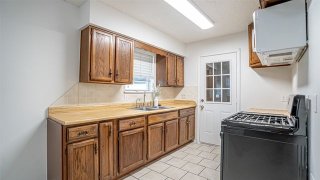 217 Wintercrest Road, Burleson, TX 76028