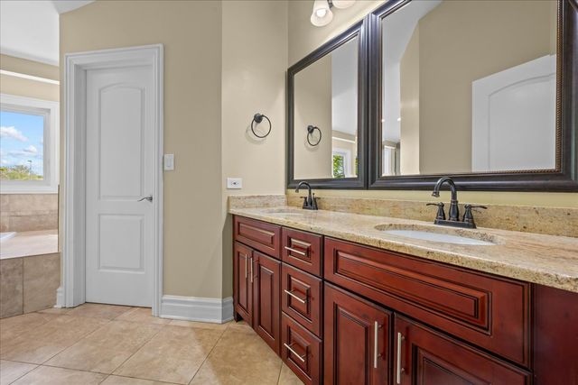 2925 Parkside Drive, Highland Park, IL 60035