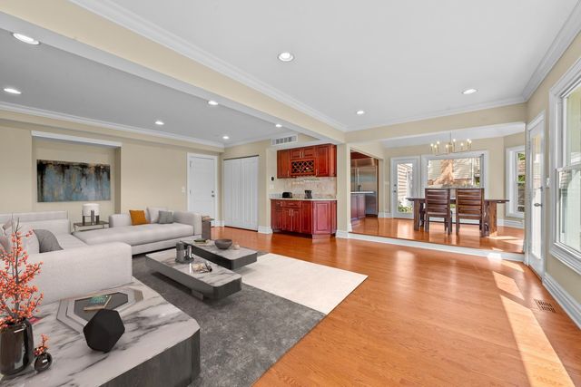 2925 Parkside Drive, Highland Park, IL 60035