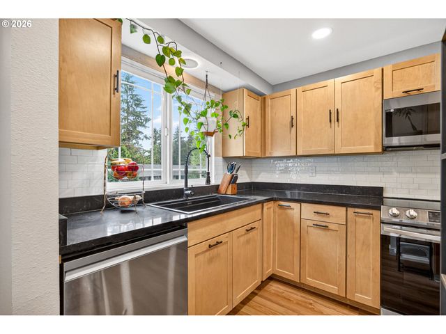 29650 Sw COURTSIDE Dr 20, Wilsonville, OR 97070