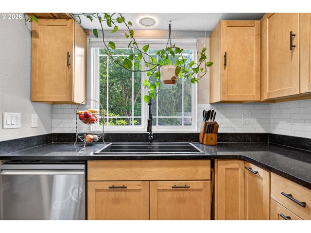 29650 Sw COURTSIDE Dr 20, Wilsonville, OR 97070