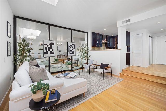 520 S Barrington Avenue 116, Los Angeles, CA 90049