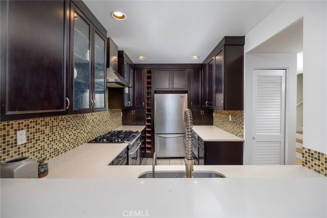 520 S Barrington Avenue 116, Los Angeles, CA 90049