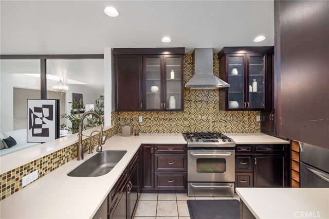 520 S Barrington Avenue 116, Los Angeles, CA 90049