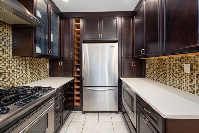 520 S Barrington Avenue 116, Los Angeles, CA 90049
