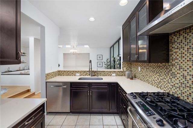 520 S Barrington Avenue 116, Los Angeles, CA 90049