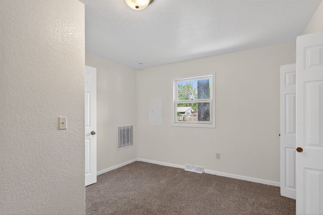 2010 E 25th Street, Des Moines, IA 50317