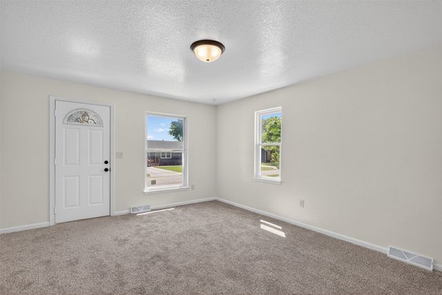 2010 E 25th Street, Des Moines, IA 50317
