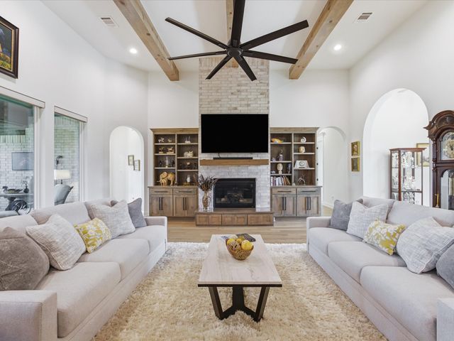317 Kenyon Court, Granbury, TX 76049