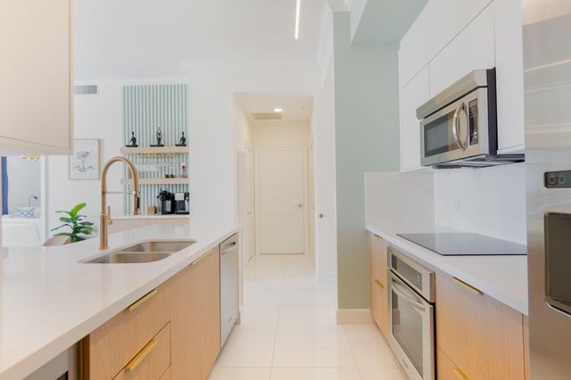 550 Okeechobee Boulevard Uph-15, West Palm Beach, FL 33401