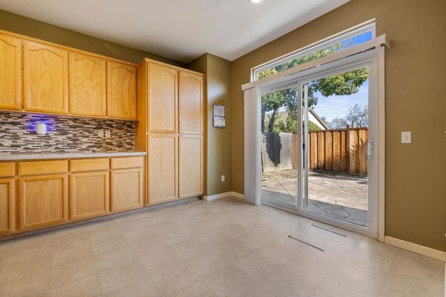612 Beck Creek Ln, Patterson, CA 95363