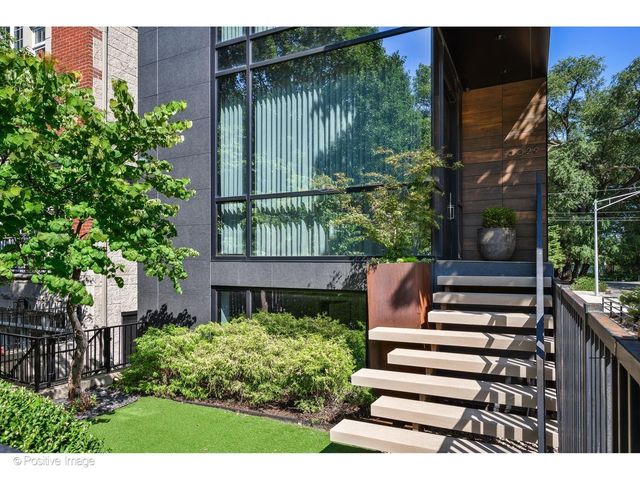 2029 N Hoyne Avenue, Chicago, IL 60647