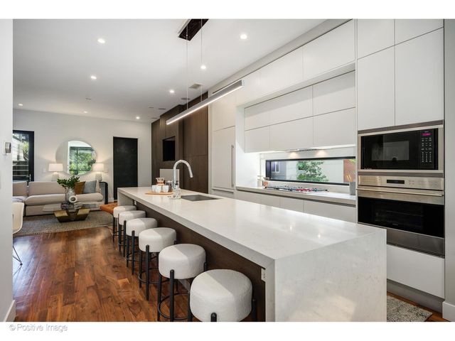 2029 N Hoyne Avenue, Chicago, IL 60647