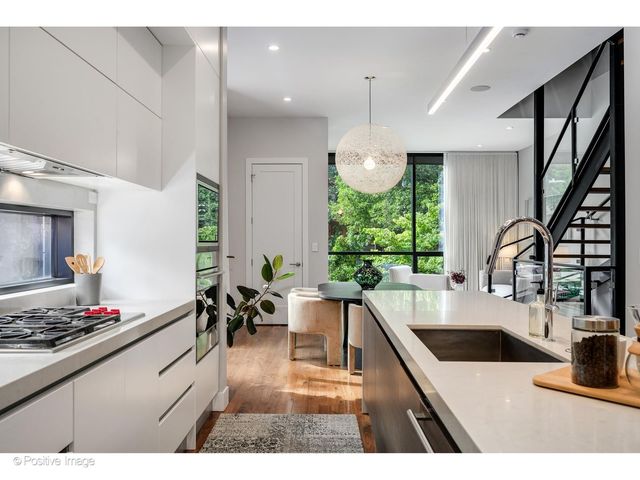 2029 N Hoyne Avenue, Chicago, IL 60647