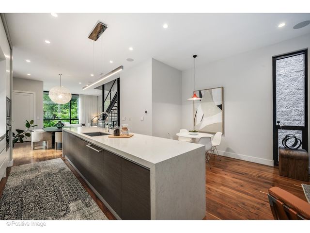 2029 N Hoyne Avenue, Chicago, IL 60647