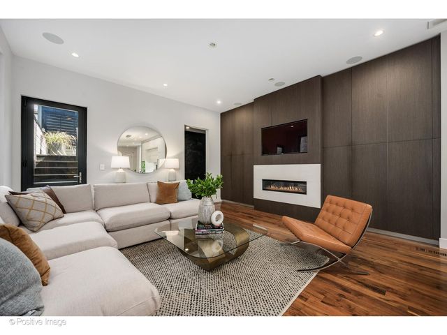 2029 N Hoyne Avenue, Chicago, IL 60647