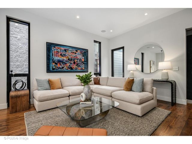2029 N Hoyne Avenue, Chicago, IL 60647