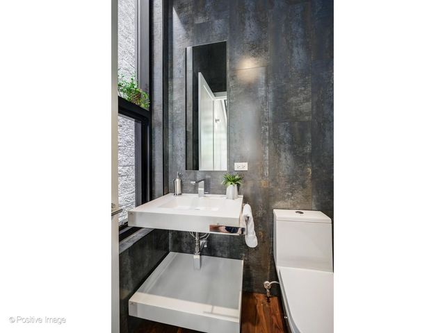 2029 N Hoyne Avenue, Chicago, IL 60647