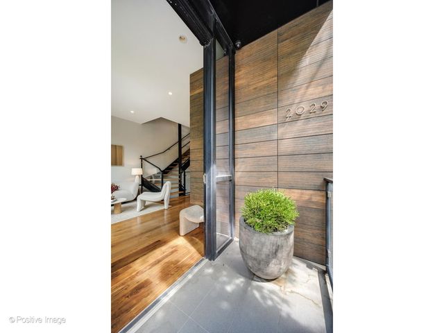 2029 N Hoyne Avenue, Chicago, IL 60647