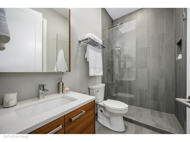 2029 N Hoyne Avenue, Chicago, IL 60647