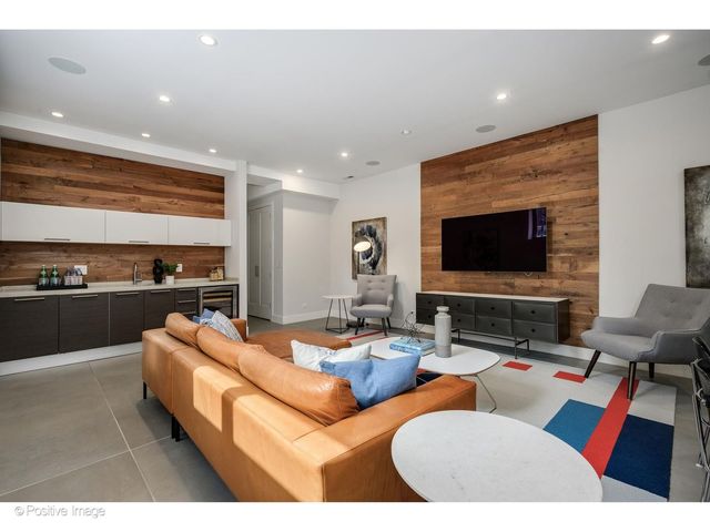 2029 N Hoyne Avenue, Chicago, IL 60647