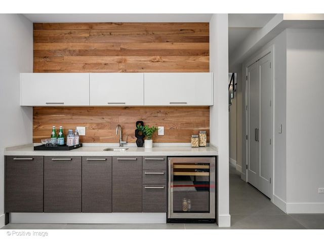 2029 N Hoyne Avenue, Chicago, IL 60647