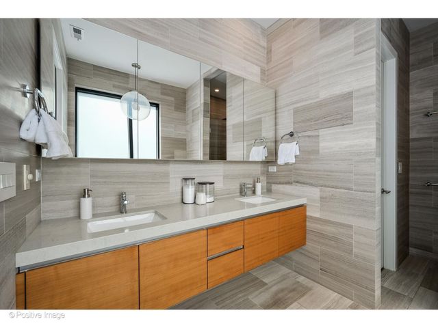 2029 N Hoyne Avenue, Chicago, IL 60647