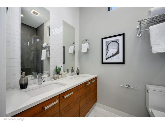2029 N Hoyne Avenue, Chicago, IL 60647