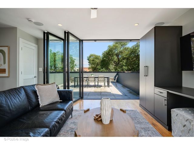 2029 N Hoyne Avenue, Chicago, IL 60647