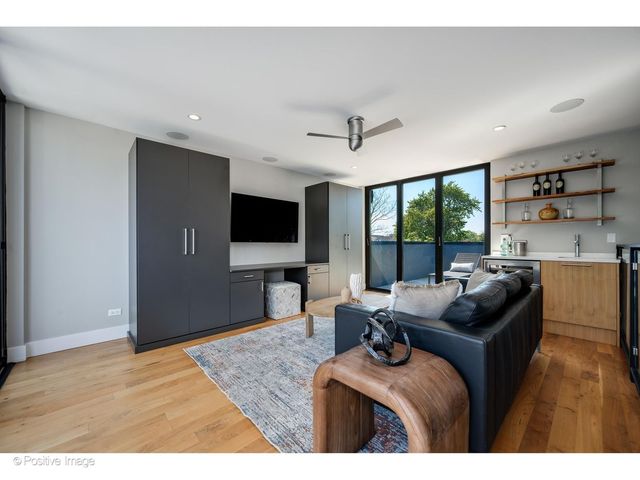 2029 N Hoyne Avenue, Chicago, IL 60647