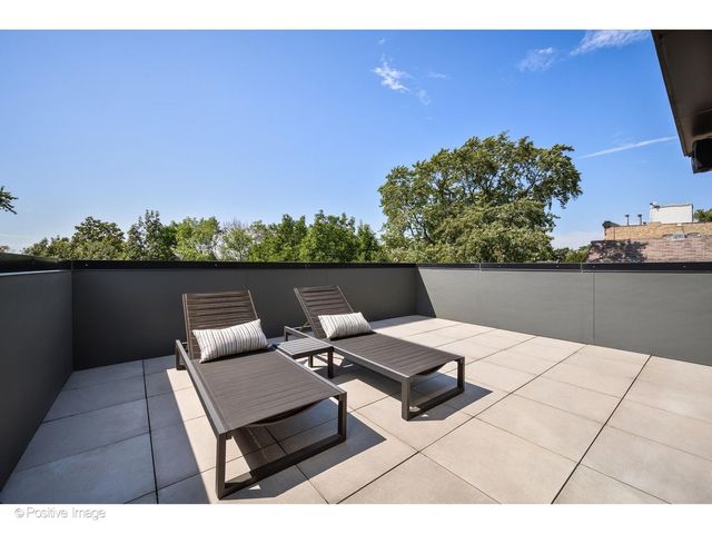 2029 N Hoyne Avenue, Chicago, IL 60647