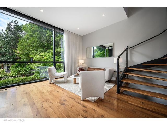 2029 N Hoyne Avenue, Chicago, IL 60647