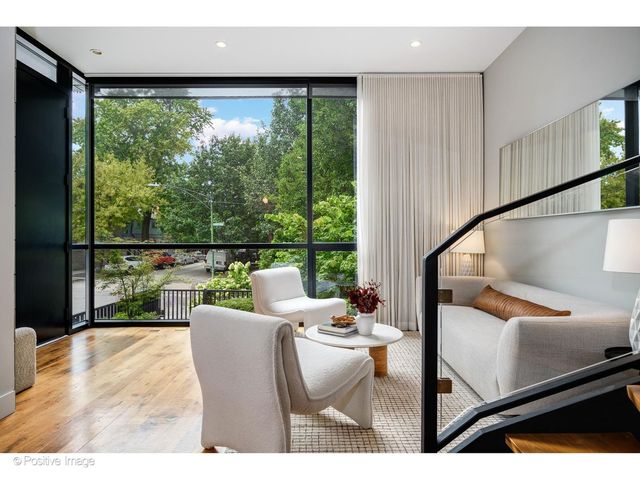 2029 N Hoyne Avenue, Chicago, IL 60647