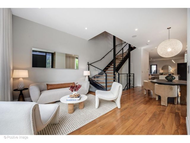 2029 N Hoyne Avenue, Chicago, IL 60647