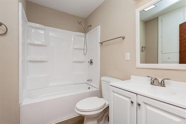 2004 E 33rd Street, Des Moines, IA 50317