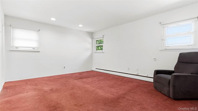 20 Acorn Lane, Plainview, NY 11803